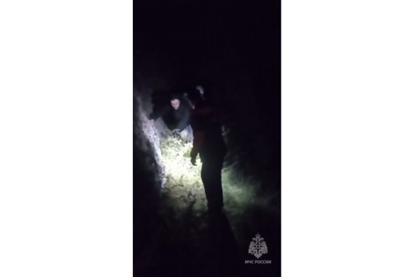 Спасатели помогли спуститься туристу со скалы на Байкале Работы по спасению иркутянина проводились ночью Читать подробнее на сайте...