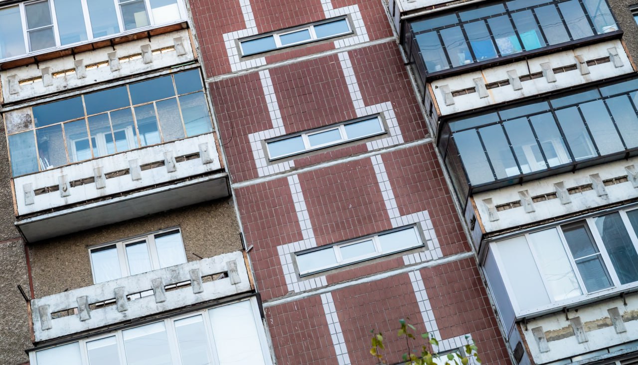 На Южном Урале по итогам января наблюдается рост цен на аренду квартир Эксперты крупного федерального портала по поиску недвижимости по итогам первого месяца 2026 года зарегистрировали перелом трендов на рынке аренды квартир После нескольких месяцев спада съём недвижимости вновь начал расти в цене В среднем по стране аренда однушки возросла на 1 9 двушки на 1 1 аналогична ситуация и с трёхкомнатными квартирами Сейчас стоимость съёма установилась на уровне 27 8 тысяч за однокомнатную квартиру 34 2 тысяч за двух и 42 9 тысяч за трёшку Из 70 рассмотренных аналитиками городов новому тренду следует по всем показателям почти 50 городов в остальных цены либо снизились либо остались на прежнем уровне Наибольший рост показывает рынок арендного жилья в Чебоксарах Далее следуют Якутск Белгород Владимир и Барнаул Поднялась цена на съём квартир и городах Южного Урала Так в Челябинске цена на аренду однушки достигла 25 5 тысяч рублей за месяц 0 5 а трёшки 42 7 тысяч рублей 2 3 Съём двушек же подешевел на 2 3 остановившись на сумме в 31 2 тысяч рублей В Магнитогорске месяц аренды однокомнатной квартиры теперь стоит 22 7 тысяч рублей 3 8 двухкомнатной 29 1 тысяч 0 1 трёхкомнатной же 36 тысяч 3 5 eugenejut