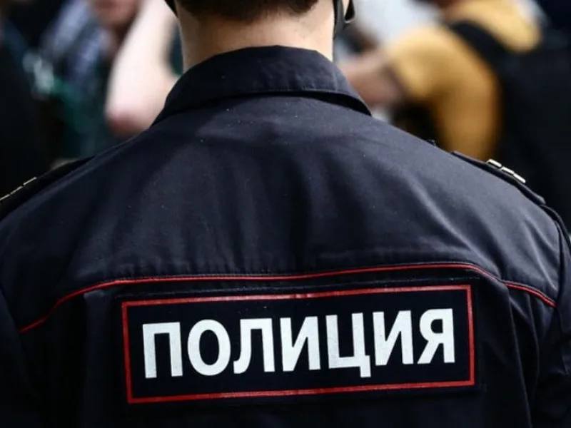 Пенсионерка отдала курьеру телефонных мошенников свыше полумиллиона рублей В полицию обратилась пожилая местная жительница. Пенсионерка пояснила, что ей позвонил неизвестный и представился работником «Ростелекома», уведомив о существующей для неё привилегии в виде бесплатного пользования проводной телефонной связью. Затем мошенники предложили «помочь» с оформлением необходимых документов, но для этого надо задекларировать свои личные сбережения. Доверившись аферистам, потерпевшая передала курьеру 508 000 рублей . ⏺Необходимо отметить, что взамен денег последний вручил обманутой жертве «курьерский лист», якобы подтверждающий законность финансовой процедуры. Женщина была готова взять кредит на сумму 1млн рублей, но к счастью, банк ей отказал. Возбуждено уголовное дело по факту мошенничества. Пресс-служба Управления МВД России по городу Краснодару