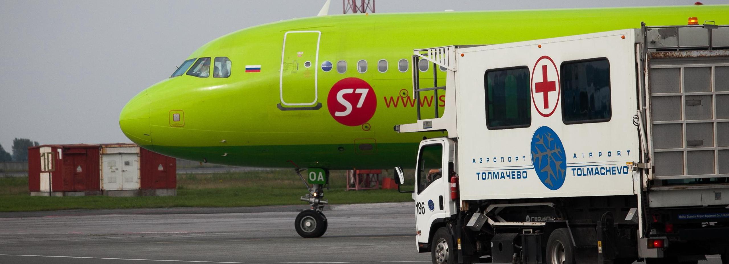 На 45 тысяч рублей оштрафована авиакомпания S7 Airlines за овербукинг перевозчик отказал в вылете 28 людям   По данным Западно Сибирской транспортной прокуратуры жалобы поступили в ноябре прошлого года от 28 пассажиров не попавших на рейсы из Новосибирска в Красноярск Тюмень и Санкт Петербург