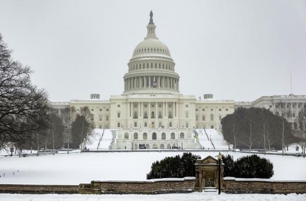 В США злоумышленник с оружием пытался прорваться к Капитолию 18 летнего гражданина с дробовиком задержали полицейские Вооружённый был одет в тактический жилет и перчатки Его дробовик был заряжен при себе он имел дополнительные боеприпасы Также в машине припаркованной в квартале от здания где заседают конгрессмены он оставил каску и противогаз Личность задержанного не раскрывается Мотив злоумышленника также неизвестен Полиция проводит расследование Подписаться на Говорит Москва Telegram VK MAX