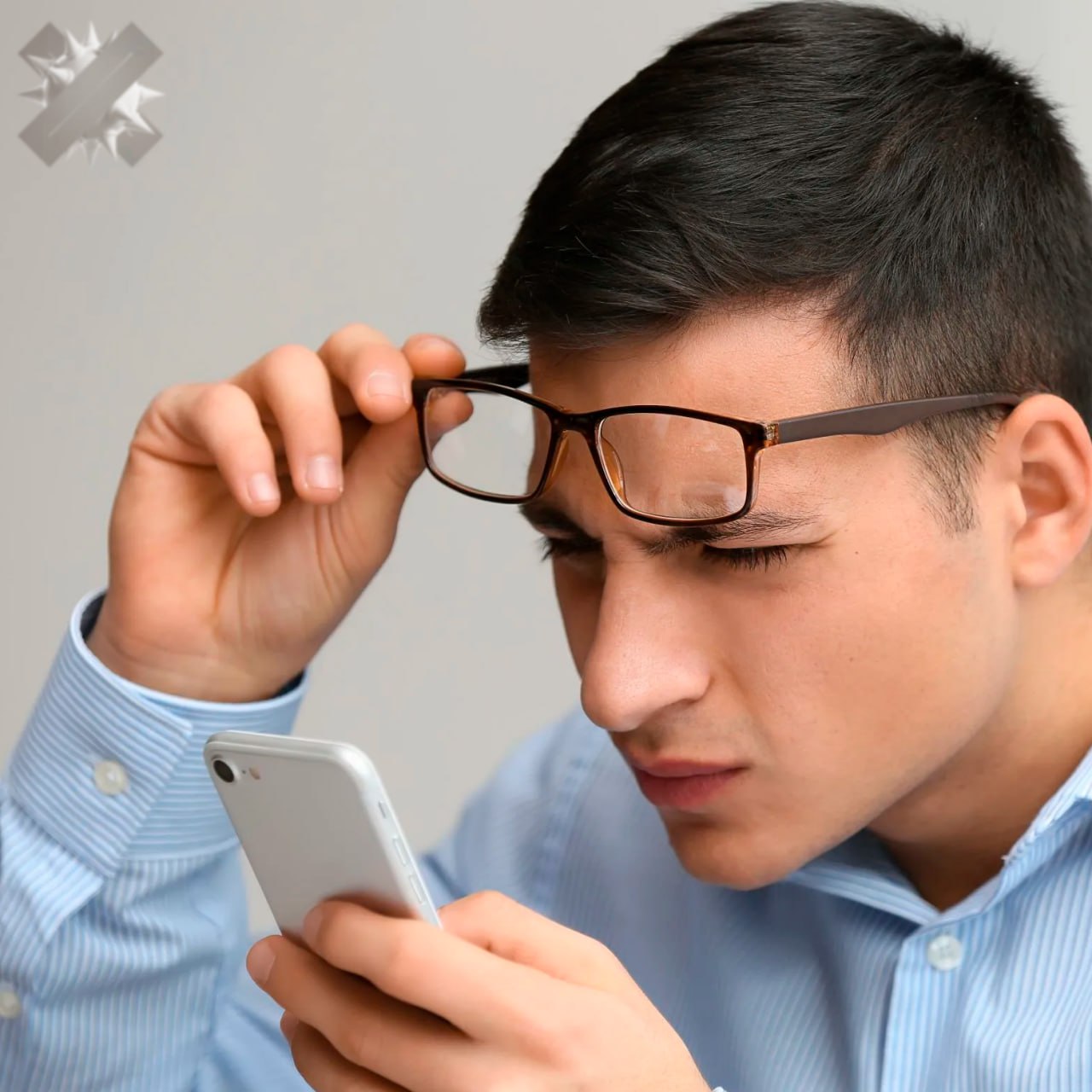 Рилсы перед сном могут испортить зрение Врачи предупреждают листание смартфона в полной темноте перегружает глаза Зрачки постоянно расширяются и резко сужаются из за света экрана что создаёт сильную нагрузку Кроме того синий свет в темноте действует агрессивнее и может повреждать клетки сетчатки отвечающие за остроту зрения   спасибо врачи пойду листать с включённым светом НМШ