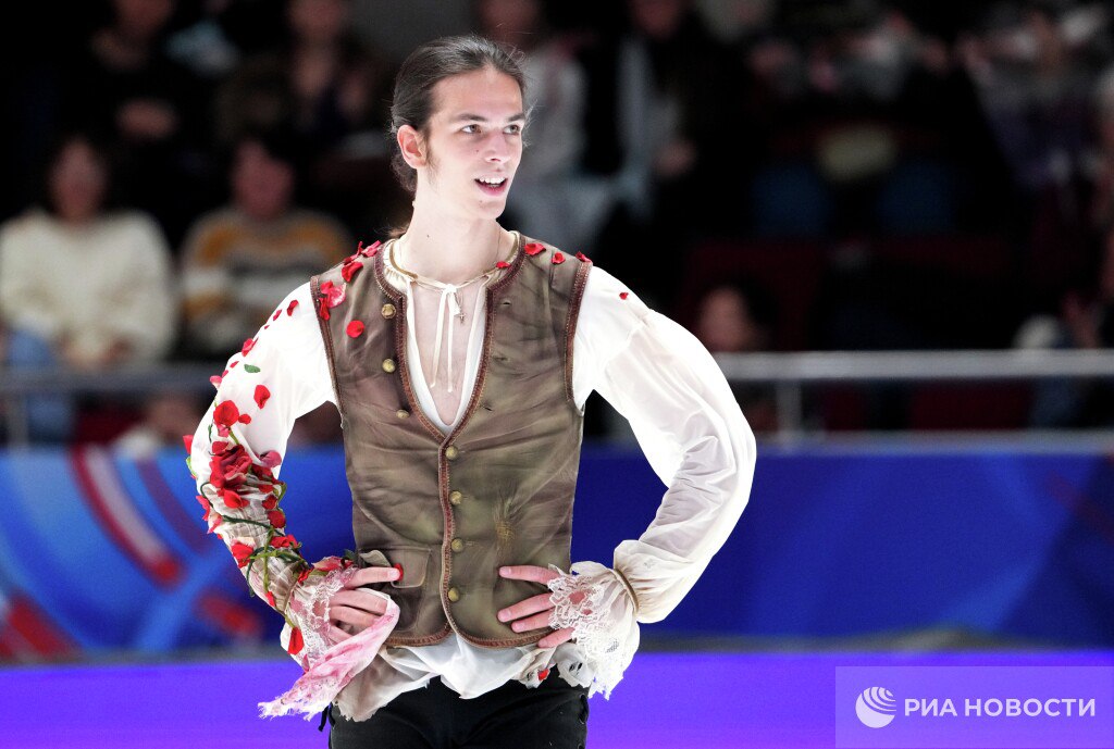 У Петра Гуменника возникли проблемы с музыкой к программе на Олимпиаду Российскому фигуристу не одобрили композицию к короткой программе Парфюмер из за авторских прав Команда спортсмена узнала об этом за день два до отлета в Милан сообщил РИА Новости источник близкий к ситуации Команде Гуменника придется либо решать вопрос с правами в экстренном порядке либо менять программу Подписывайтесь на РИА Новости Спорт в MAX