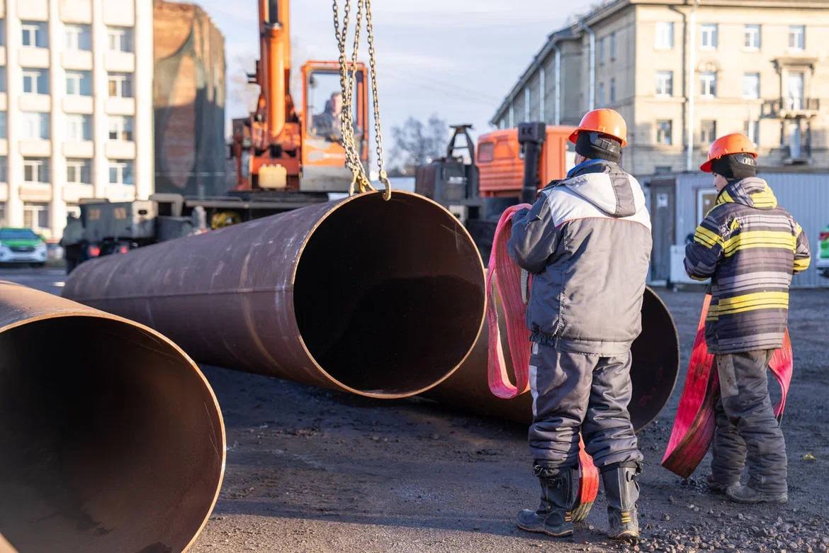 В Петербурге продолжается реконструкция тепломагистрали «Полюстровская»   Реализация проекта повысит надежность теплоснабжения 665 зданий — в зоне реконструкции проживает 300 000 человек.   Сейчас специалисты приступили к модернизации головного участка тепломагистрали, снабжающей теплом и горячей водой жителей Калининского и Красногвардейского районов. Завершить работы планируют во втором квартале 2026 года.