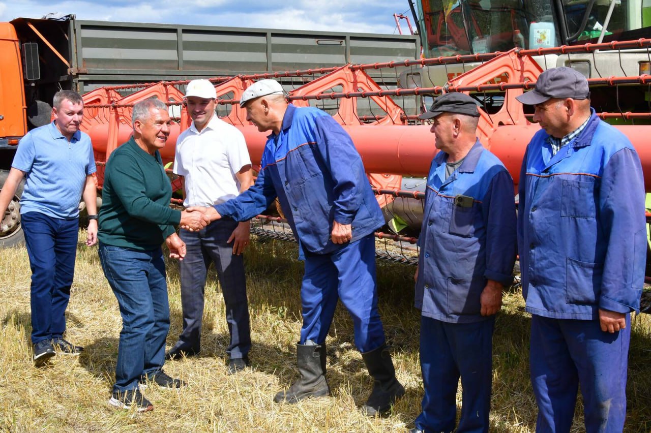 Рабочие выходные Раиса Татарстана – сегодня Рустам Минниханов ознакомился с ходом полевых работ на юго-востоке Татарстана    В Бавлинском и Ютазинском районах он встретился с механизаторами, руководителями хозяйств и главами поселений, посетил несколько социальных объектов.    В Бавлинском районе убрано 33% площадей, средняя урожайность достигает 29 центнеров с гектара. Озимые планируется посеять на площади 5,8 тыс. га.  Уборочная страда в самом разгаре, однако дожди затрудняют работу на полях. Поэтому Раис РТ призвал максимально эффективно использовать каждый погожий день.   В Ютазинском районе полностью убраны озимые культуры. Продолжается уборка яровых. Средняя урожайность по району составляет 37,8 центнеров с гектара.    В ходе встреч Раис Татарстана подчеркнул, что все программы, реализуемые в Татарстане и касающиеся развития муниципальных районов, будут продолжены. Также он напомнил о новом направлении по модернизации коммунальной инфраструктуры.
