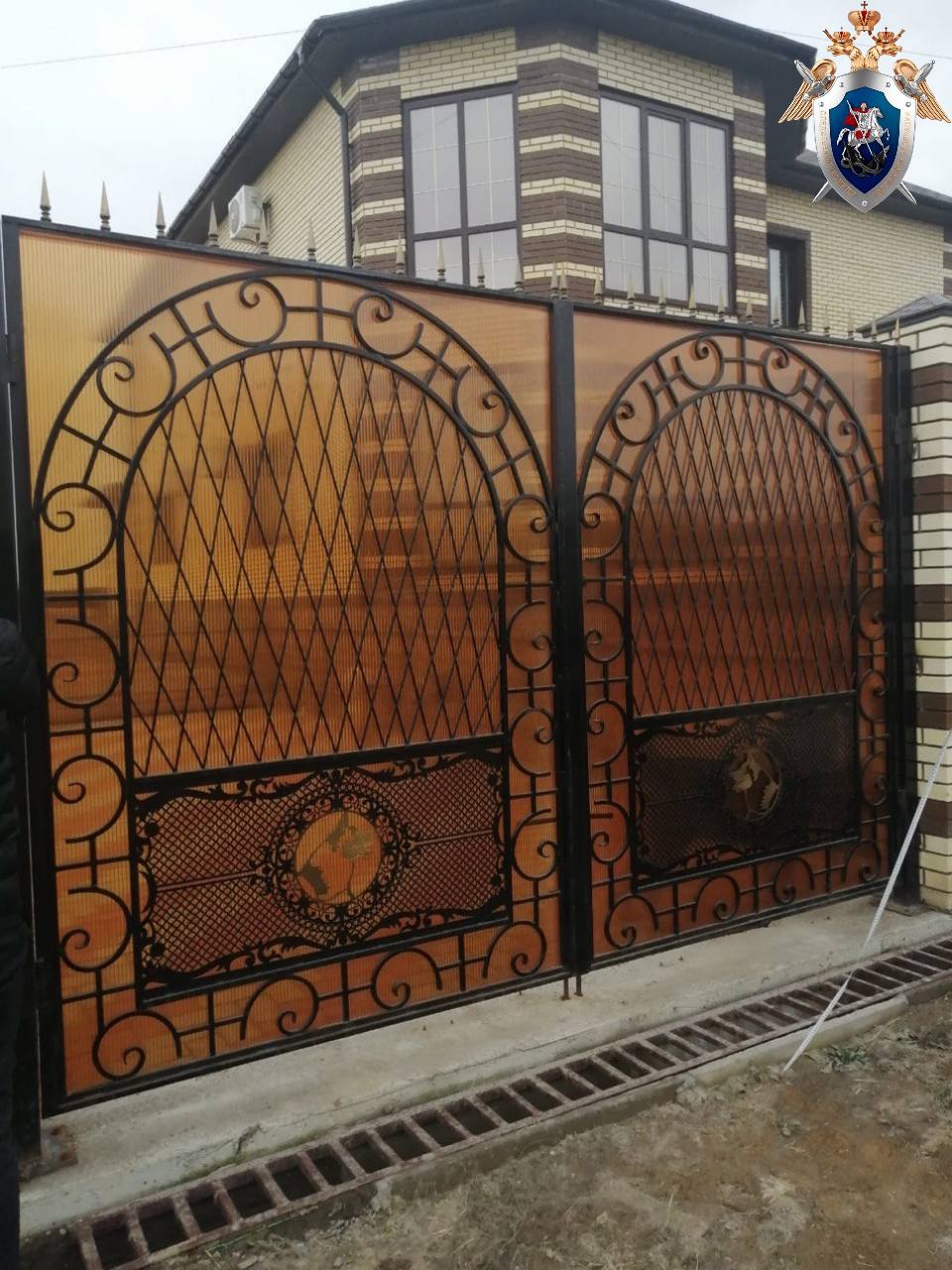 Бывший вице мэр получивший взятку воротами предстанет перед судом Константина Книса обвиняют в превышении должностных полномочий коррупции Напомним что с 2024 го он был заместителем мэра Омска по вопросам безопасности До этого в 2019 2023 годах Книс руководил омским УФСИН В это же время он по версии следствия и натворил дел Обвинение считает что Книс катался с друзьями на служебном катере который принадлежал ИК 6 Судно предназначалось для поиска и преследования преступников Однако за три года сотрудники никого не преследовали на воде а катер регулярно заправлялся и обслуживался на казенные деньги Ущерб от водных покатушек составил около 2 5 млн рублей Кроме катера Кинс по мнению следователей перевез к себе домой бильярдный стол принадлежащий ведомственному гостиничному комплексу Стоимость присвоенного стола 508 тысяч рублей Также Константина Книса обвиняют в получении крупной взятки По версии следствия он заказал забор стоимостью 710 тысяч рублей для своего загородного дома Выполнил заказ начальник одной из колоний руками заключенных Следователи расценили это как взятку за попустительство по службе Кстати начальник колонии деятельно раскаялся и уголовное дело в отношении его прекращено Константин Книс наоборот свою вину не признал и ущерб не возместил Его дело будет рассматриваться в Первомайском районном суде Написать в редакцию можно здесь gorod55ru