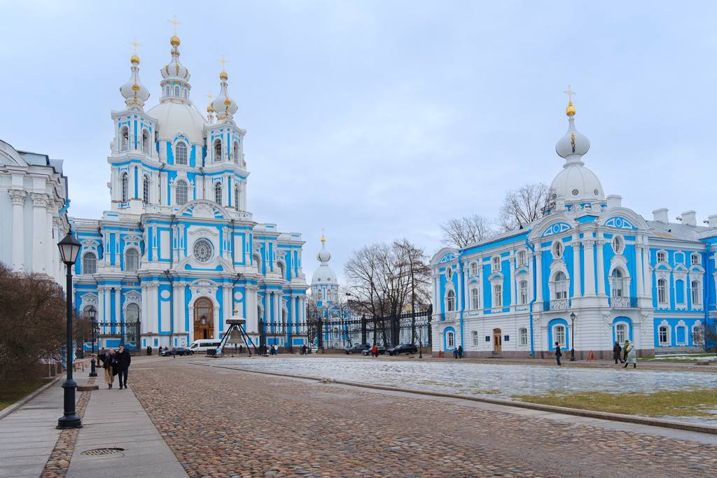 Божественную литургию совершили в Смольном соборе в Татьянин день  Митрополит Санкт-Петербургский и Ладожский Варсонофий совершил Божественную литургию в Смольном соборе в день памяти святой мученицы Татьяны.   Владыке сослужили епископы Кронштадтский Вениамин, Тихвинский и Лодейнопольский Мстислав, Петергофский Силуан, секретарь епархиального управления протоиерей Сергий Куксевич, настоятель протоиерей Петр Мухин с клиром, благочинные и настоятели храмов, а также другие священнослужители.  Среди молящихся были ректоры, преподаватели, студенты, курсанты и ветераны специальной военной операции.  Фото: Санкт-Петербургская митрополия Вечерний Санкт-Петербург