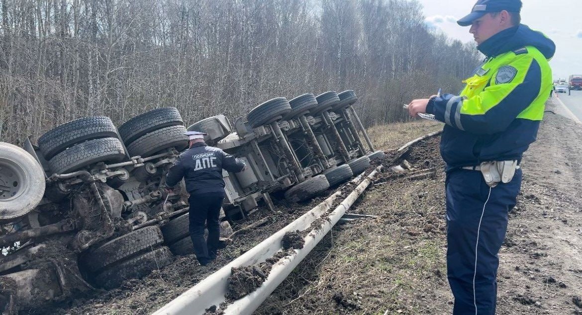 На федеральной трассе Екатеринбург – Тюмень ограничили движение из-за ДТП. Временные ограничения на проезд транспортных средств введены на участке автодороги со 121 по 128 километры. Там ведутся работы по ликвидации последствий, произошедшего накануне дорожно-транспортного происшествия. По данным Госавтоинспекции Свердловской области, в среду вечером на данном участке трассы в кювет съехал и перевернулся грузовик – авария произошла из-за лопнувшей шины большегруза. Перекрытый участок автодороги можно объехать по 121-му км западного подъезда к городу Камышлов, с последующим возвращением на автодорогу «Екатеринбург — Тюмень». Присылай новости