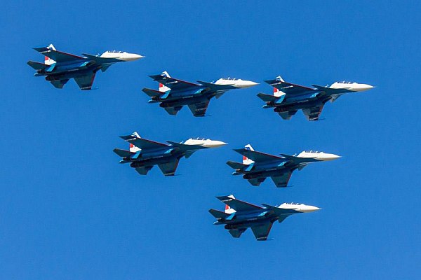 "Русские витязи" выступят в Уфе на 100-летии завода ОДК-УМПО Пилотажная группа "Русские витязи" прибыла в Уфу для выступления в честь 100-летия завода ОДК-УМПО. Об этом сообщает AVIA.RU со ссылкой на данные аэропорта Уфы. "В аэропорту Уфа приземлилась легендарная пилотажная группа "Русские витязи". Перед посадкой прямо над аэропортом разыгралось настоящее авиашоу, которое длилось 20 минут", – говорится в сообщении в телеграм-канале воздушной гавани. Как отмечается, жители города также смогут увидеть выступление своими глазами. В четверг, 17 июля 2025 года, в уфимском этнопарке «Ватан» пройдет масштабный праздник в честь 100-летия ОДК-УМПО. Пилотажная группа «Русские Витязи» представит 40-минутную программу для гостей мероприятия на истребителях Су-30СМ и Су-35С, оснащенных двигателями производства уфимского завода. aviaru.net/n285646