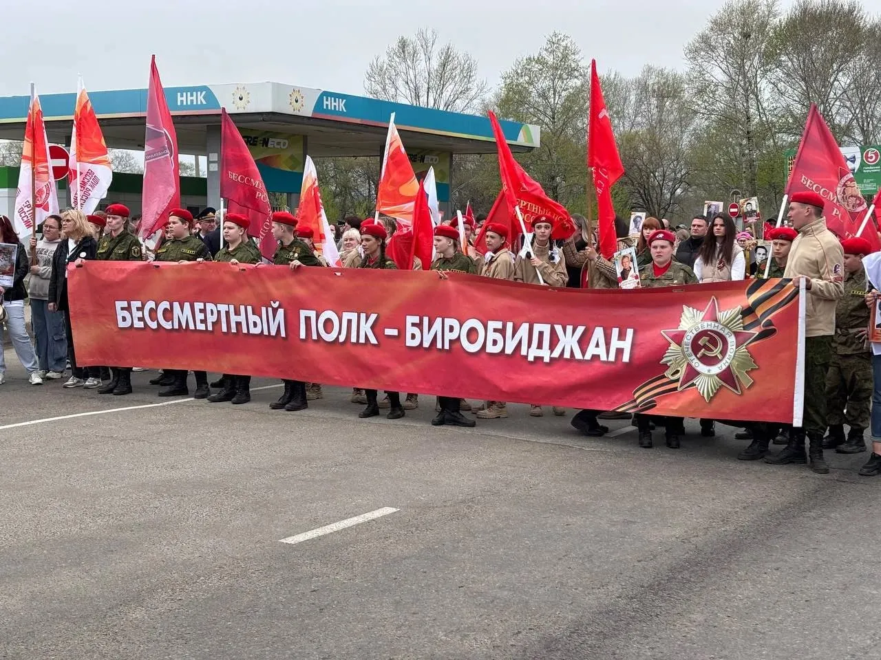 При соблюдении повышенных мер безопасности пройдёт шествие Бессмертного полка в Биробиджане В Биробиджане колонна стартует 9 мая в 15 00 от перекрестка улиц Казакевича и Шолом Алейхема район остановки Почта Колонна строится от перекрестка ул 40 лет Победы ул Шолом Алейхема до перекрестка ул Казакевича ул Шолом Алейхема В целях обеспечения безопасности будут организованы досмотровые мероприятия Проверка будет проводиться с применением металлодетекторов В зону проведения патриотической акции запрещено проносить все виды оружия колющие и режущие предметы легковоспламеняющиеся и взрывоопасные вещества а также напитки в стеклянной таре Граждан просят с пониманием отнестись к принятым мерам безопасности В этом году колонна пройдет по улице Шолом Алейхема Колонна дойдет до пересечения улицы Горького потом по Горького далее на проспект 60 летия СССР с выходом на площадь Ленина где состоится торжественное завершение воистину народной акции По маршруту следования колонны будут обеспечены дополнительные точки входа для тех кто хочет стать участником шествия Пройти досмотровые мероприятия и войти в Бессмертный полк можно будет по следующим адресам перекресток ул Казакевича ул Шолом Алейхема ул Шолом Алейхема 95 ул Шолом Алейхема 89 ул Шолом Алейхема 83 ул Шолом Алейхема 81 перекресток ул Текстильная ул Шолом Алейхема ул Шолом Алейхема 77 район торгового центра Гигант ул Шолом Алейхема 69 ул Шолом Алейхема 65 перекресток ул Постышева ул Шолом Алейхема ул Шолом Алейхема 53 перекресток пер Швейный ул Шолом Алейхема ул Шолом Алейхема 39 перекресток ул Димитрова ул Шолом Алейхема ул Шолом Алейхема 27 ул Шолом Алейхема 21 ул Шолом Алейхема 20 перекресток ул Горького ул Шолом Алейхема перекресток ул Горького пр 60 летия СССР 18 Напоминаем что во время построения и движения колонны Бессмертного полка будет ограничено движение автотранспорта по улице Шолом Алейхема Парковочные места на период следования колонны будут закрыты с 07 00 до 17 00 09 05 2026 Подпишись в MAX   Прислать новость