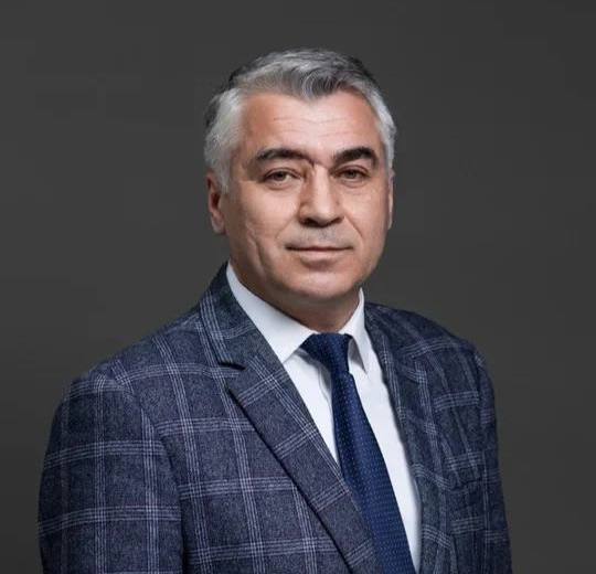 ДАХНО ОСУДИЛИ НА ДВА ГОДА Бывшего главу Шахуньи Олега Дахно приговорили к двум годам принудительных работ за превышение должностных полномочий Также ему запретили в течение года занимать должности в органах госвласти По версии следствия в 2024 году Дахно без заключения комиссии утвердил построенные для сирот дома и разрешение на заселение сирот и детей оставшихся без попечения родителей В результате детям было предоставлено жилье не соответствующее необходимым требованиям и не признанное пригодным для проживания