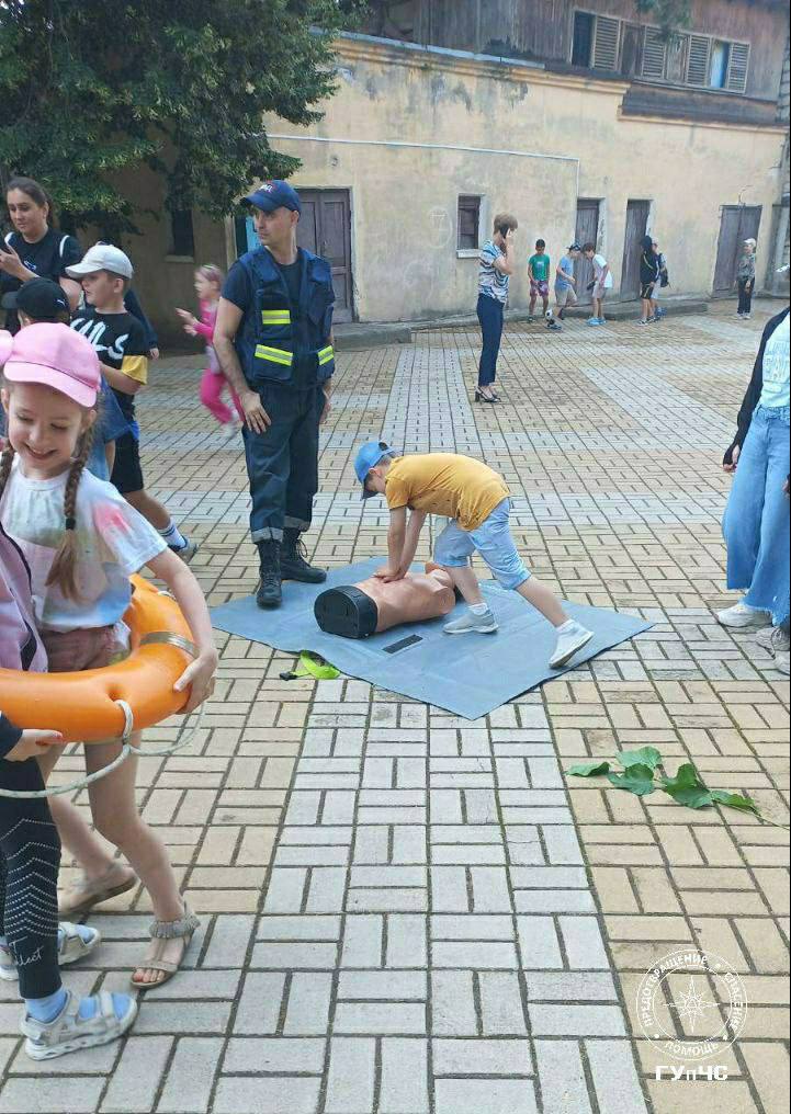 Безопасность на воде — детям! В Бендерской гимназии №2 прошла познавательная лекция, посвящённая правилам поведения у водоёмов в купальный сезон. Спасатели рассказали ребятам о важности соблюдения мер безопасности на воде, показали спасательное снаряжение и даже научили оказывать первую помощь пострадавшему. Особый интерес у детей вызвало практическое занятие — каждый мог попробовать себя в роли спасателя! Знания, полученные сегодня, могут однажды спасти чью-то жизнь. Пресс-служба ГУпЧС МВД ПМР