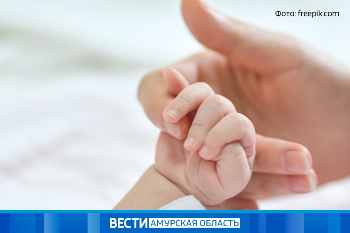 Две тысячи амурских родителей получили выплаты за первенцев  Всего амурчане, которые впервые стали родителями, получили 73,4 миллиона рублей. Каждой семье выплатили более 36 тысяч. Потратить деньги мамы и папы могут по своему усмотрению. В областном Минсоцзащиты сообщили, что еще принимают заявления на данную господдержку.