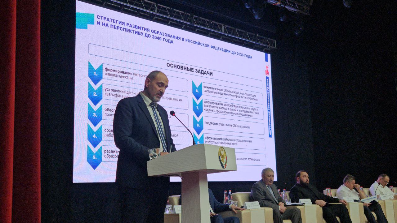 В 2025 году в республике активно реализуются национальные проекты Молодёжь и дети и Семья В их рамках ведётся масштабное строительство и модернизация образовательных объектов Так уже начато возведение двух новых школ на 1200 мест в микрорайоне Южный города Дербента и на 800 мест в посёлке Шамилькала Унцукульского района Кроме того строятся 6 детских садов на 1070 мест а в девяти школах разных районов и городов республики идёт капитальный ремонт Сегодня для нас принципиально важно не только строить новые школы и детские сады но и обновлять то что уже есть Ведь каждая современная аудитория каждая новая парта или лаборатория это инвестиция в будущее наших детей отметил Яхья Бучаев Помимо строительства обновляется материально техническая база проводится капитальный ремонт зданий детских садов в Дагестанских Огнях и Избербаше а также поставляется оборудование в 1134 школы для оснащения кабинетов по предметам Основы безопасности и защиты Родины и Технология Мы понимаем что современное образование невозможно без современных условий Именно поэтому работа идёт сразу в нескольких направлениях от строительства крупных объектов до оснащения школьных кабинетов самым необходимым оборудованием подчеркнул министр Работа продолжается и в перспективе Минобрнауки РД уже направило заявку на участие в федеральном отборе для получения субсидии В 2026 году планируется дополнительное оснащение 1242 школ современным оборудованием для кабинетов по физике изобразительному искусству и музыке Минобрнауки РД