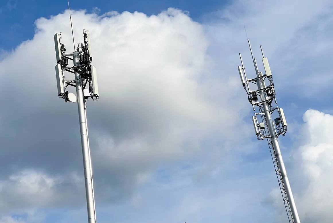 Ульяновская область вошла в ТОП 5 регионов по голосованию за подключение сел к интернету Минцифры РФ в своем Telegram канале во вторник сообщило об итогах голосования россиян за подключение в 2026 году сельских населенных пунктов к интернету По данным Минцифры Ульяновская область вошла в пятерку самых активных регионов по голосованию Кроме нее в число самых активных вошли Башкортостан Татарстан Омская и Челябинская область Голосование в 2025 году длилось с 25 августа по 9 ноября в нем приняли участие почти 600 тыс человек Всего в следующем году интернет появится в 1 5 тыс деревень и сел России где будут установлены базовые станции 2G 4G Окончательный список населенных пунктов в которых в 2026 году появится мобильный интернет будет сформирован после проверки соответствия выбранных поселений требованиям для подключения Голосование за подключение к интернету малочисленных населённых пунктов проходит с 2021 года за это время связь появилась почти в 7 тыс деревень и сел сообщает Минцифры отмечая что до 2030 года связь должна быть обеспечена во всех населенных пунктах России с численностью от 100 до 1000 человек kommersant volga