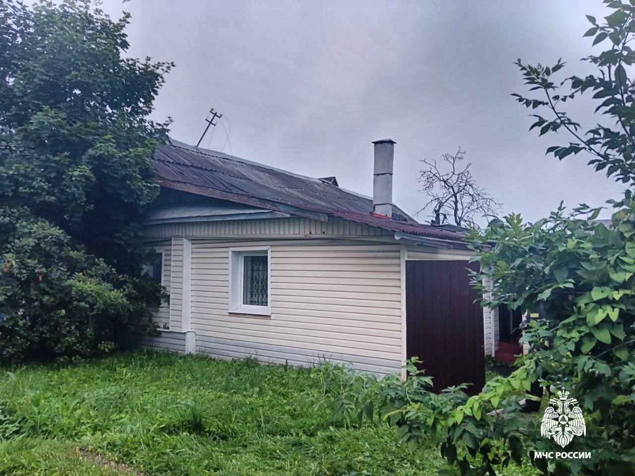 Спасли жилой дом     Огнеборцы 3   и специализированной ПСЧ ликвидировали пожар в жилом доме на 2 квартиры на улице Котовского в Твери.     Благодаря оперативной работе сотрудников МЧС России огонь локализован на ранней стадии, распространения не допущено.     Причину устанавливают дознаватели МЧС Тверской области.