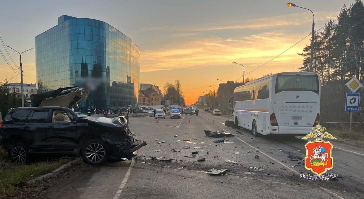 Легковой автомобиль выехал на встречную полосу в Домодедове и столкнулся с автобусом.   Один человек погиб, двое пострадали. Обстоятельства ДТП устанавливаются  Фото: Пресс-служба ГУ МВД России по Московской области