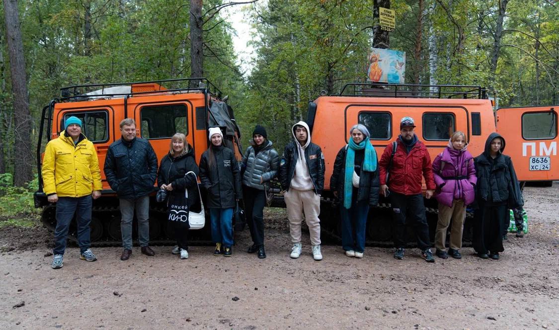 В Красноярском крае стартовали съемки фильма «Дедушка»  16 сентября в Красноярском крае начались съемки игрового полнометражного фильма «Дедушка» под руководством режиссера Святослава Власова.   Проект получил грант от Министерства культуры РФ и поддержку «Енисей кино».   Сюжет драмы рассказывает о взрослении и преодолении страхов внука, которого пытается вылечить дед. В фильме участвуют известные актеры, такие как Ирина Пегова и Владимир Гостюхин. Съемки продлятся до октября 2024 года, основные локации — «Красноярские столбы», окрестности Дивногорска, хутор в Берёзовском районе, поселок Мина, поселок Памяти 13 Борцов.  Фото: