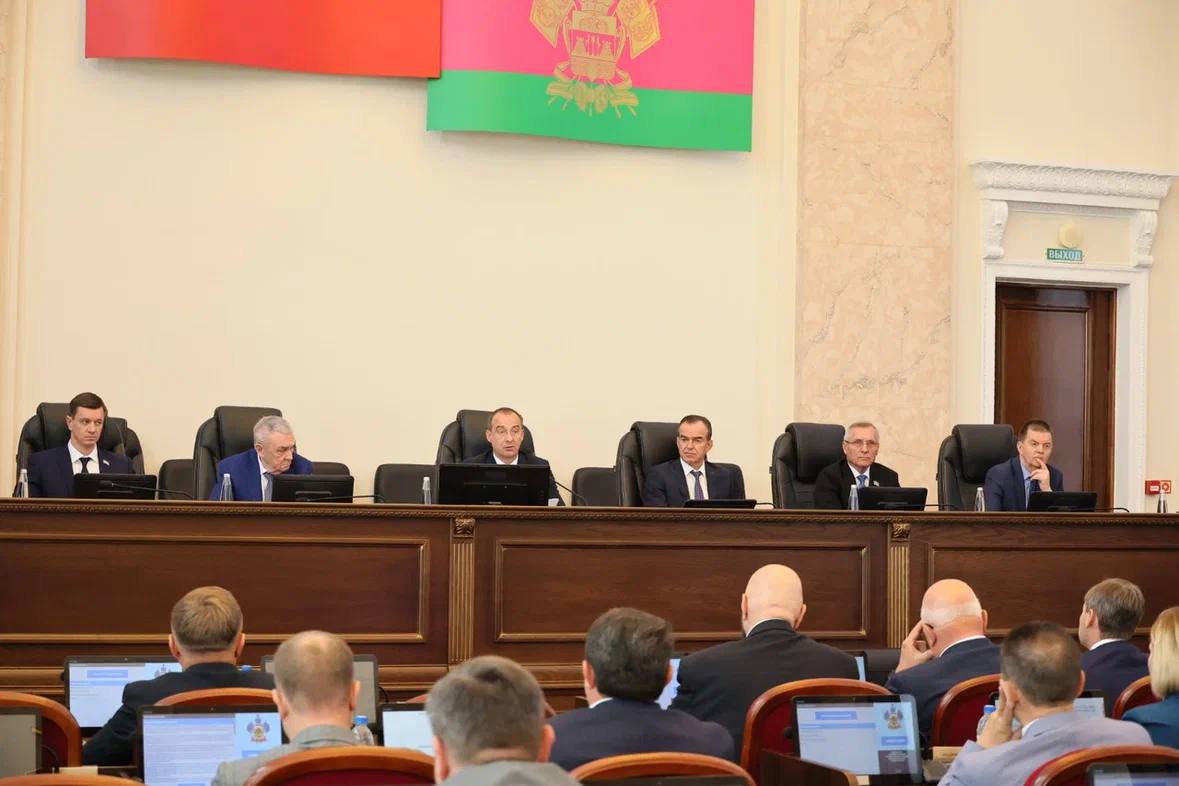 На 66 й сессии ЗСК депутаты рассмотрели ряд важных для края вопросов Один из них введение административной ответственности за нарушения в сфере землепользования и застройки Этот шаг укрепит проводимую в регионе градостроительную политику Мы уже обновили генпланы во всех муниципалитетах и перешли к комплексному развитию территорий Теперь важно чтобы утвержденные документы реально формировали современный облик городов и станиц а не оставались на бумаге Кроме того парламентарии внесли поправки в краевой закон об энергосбережении для более системного и эффективного подхода к решению вопросов в этом направлении Всего в повестке около 30 вопросов и каждый из них напрямую связан с развитием региона Наша цель сохранить устойчивость вывести экономику на новый уровень и повысить благосостояние жителей Для этого мы продолжим реализацию нацпроектов и госпрограмм будем активно строить школы детские сады медицинские учреждения Особое внимание уделим обновлению коммунальной и инженерной инфраструктуры Подписывайтесь на мой канал в MAX