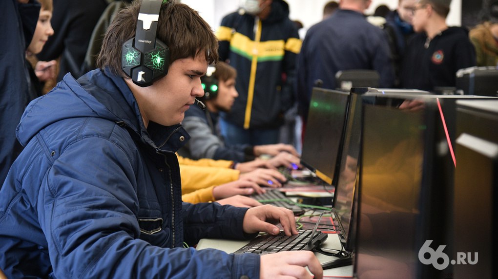 Штрафы за читерство хотят ввести для геймеров Игрокам запретят использовать баги коды и уязвимости систем только во время кибертурниров Нечестных участников будут наказывать на 30 тысяч рублей Кроме этого обсуждается возможность конфисковать оборудование сообщили Известия В Минспорте поддерживают идею Там считают что регулирование укрепит доверие к отрасли которая растет и все больше приближается к традиционным видам спорта по правилам и стандартам Эксперты отмечают что одних штрафов недостаточно Нужны единые нормы фиксации нарушений порядок проверки техники защита прав игроков и возможность подачи апелляций Закон находится на стадии обсуждения Новости из Екатеринбурга