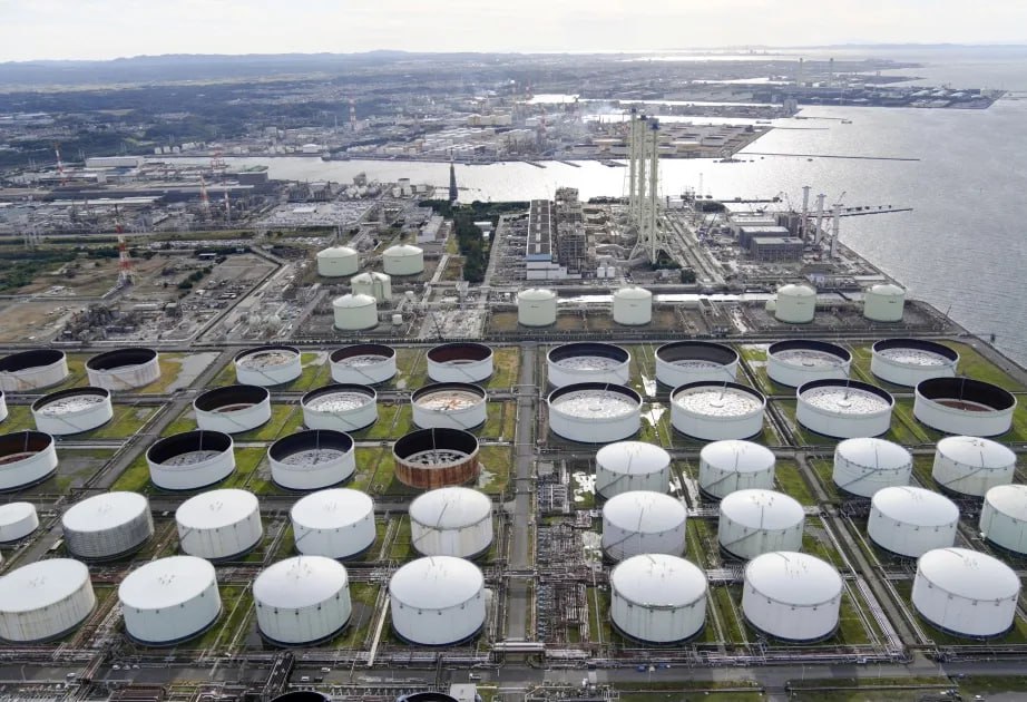 Коммерческие запасы нефти в США на прошлой неделе выросли на 1 79 млн баррелей до 416 5 млн баррелей говорится в еженедельном докладе министерства энергетики Эксперты в среднем ожидали их роста примерно на 1 5 млн баррелей jkinvest news jkinvest