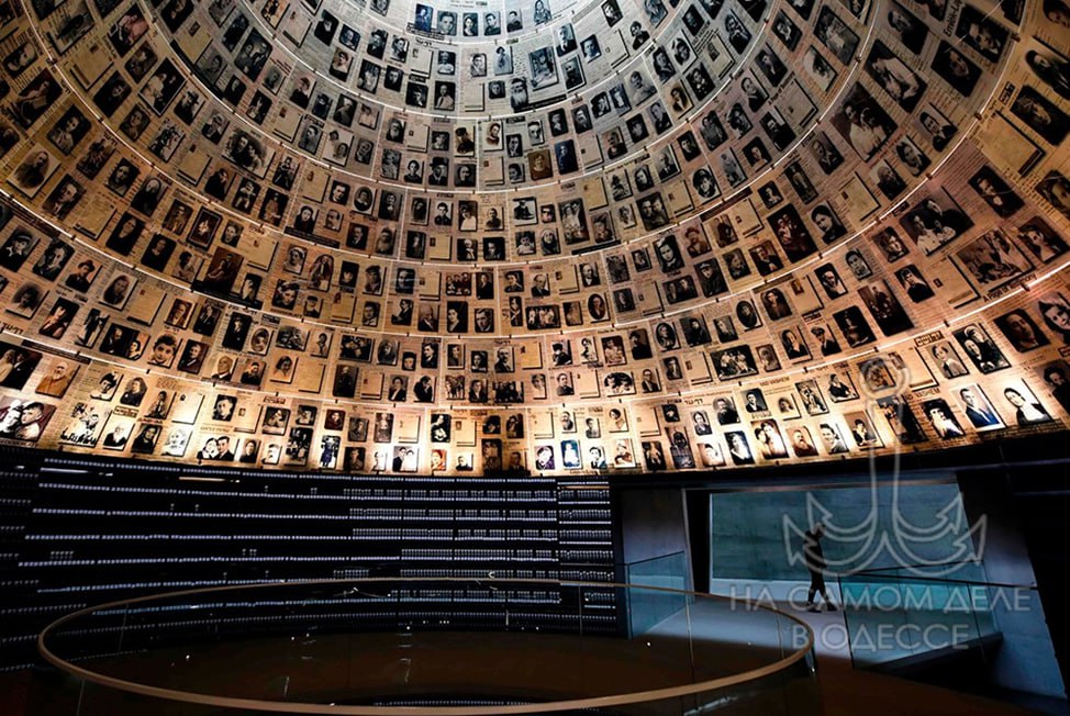 Очередной щелчок по носу недофюреру Кровавый карлик задумал выступить в мемориальном комплексе памяти жертв Холокоста Яд Вашем зачитав речь перед 300 присутствующих с одновременной трансляцией по всему миру Однако глава правления мемориального комплекса Дани Даян сказал что понимает куда он метит и это неуместно Не каждое военное преступление является геноцидом и не каждый геноцид является Холокостом На Украине во время Холокоста были не только жертвы Среди украинцев были также соучастники а в некоторых случаях и главные преступники отметил Дани Даян И отказал наркофюреру в выступлении с политической трибуны ПОДПИСАТЬСЯ Чат Бот Дзен