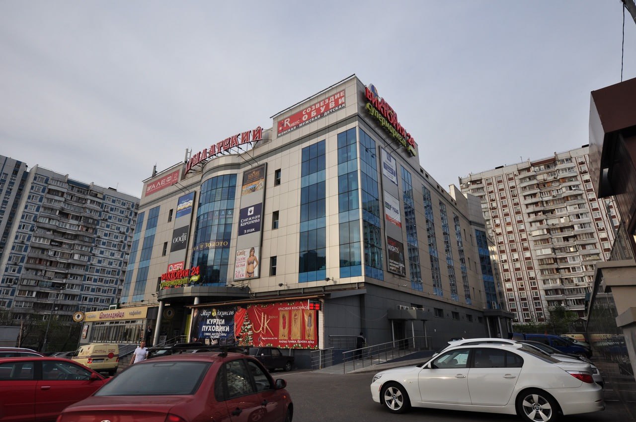 Около 100 человек эвакуировали из торгового центра Крылатский на Осеннем бульваре после обнаружения похожего на гранату предмета сообщили в экстренных службах Там уточнили что опасный предмет был обнаружен на лестнице слева от входа в ТЦ рядом с кафе Вкусно и точка moscow on air