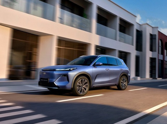 В России представлен гибридный кроссовер Geely EX5 EM i Китайский автопроизводитель Geely представил в нашей стране новый кроссовер EX5 EM i Данная модель станет первым подключаемым гибридом в модельной линейке Geely на российском рынке сообщает пресс служба марки Подробнее на сайте autostat ru