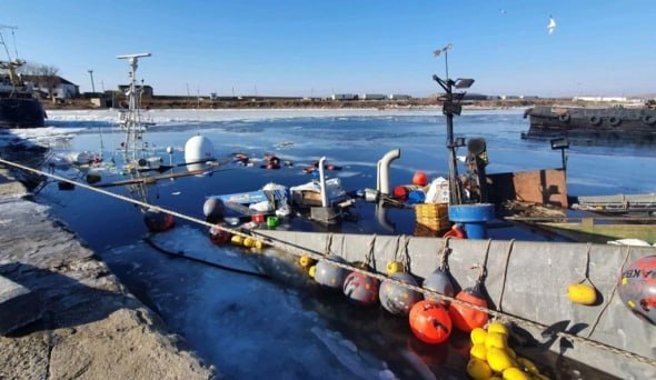 Суд взыскал с Примкраба 234 млн за нефтеразлив после крушения судна Ленинский районный суд Владивостока удовлетворил иск природоохранной прокуратуры о возмещении экологического ущерба причиненного разливом нефтепродуктов после крушения краболова Акванавт В прошлом году рамках обеспечения этого иска суд наложил арест на пять рыболовных судов Примкраба запретив их реализацию В компании тогда заявляли что последствия аварии были устранены оперативно а сумму ущерба является ошибочной РБК Восток в Telegram и MAX