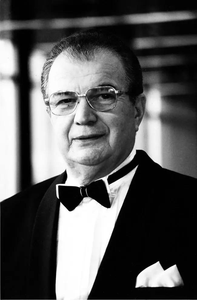 На 88 м году жизни скончался Эмиль Ренард Кио Сегодня утром не стало легендарного иллюзиониста Эмиля Эмильевича Ренард Кио Уход из жизни народного артиста РСФСР стал невосполнимой утратой для циркового сообщества и поклонников его таланта Обогативший мир иллюзионного жанра Эмиль Эмильевич стал создателем уникальных представлений полных невероятных иллюзий которые десятилетиями завораживали зрителей всех возрастов Новатор и первооткрыватель он был признан лучшим фокусником мира и создавал на манеже мир чудес где невозможное становилось реальностью Прощание с Эмилем Эмильевичем Ренард Кио состоится 2 января 2026 года по адресу Рябиновая 21 стр 1 Большой церемониальный зал Троекуровского кладбища В 12 00 начнется гражданская панихида Эмиль Ренард Кио навсегда останется в нашей памяти как символ эпохи как выдающийся мастер своего дела как человек посвятивший жизнь цирку и иллюзии в нем подаривший нам незабываемые мгновения восторга и удивления