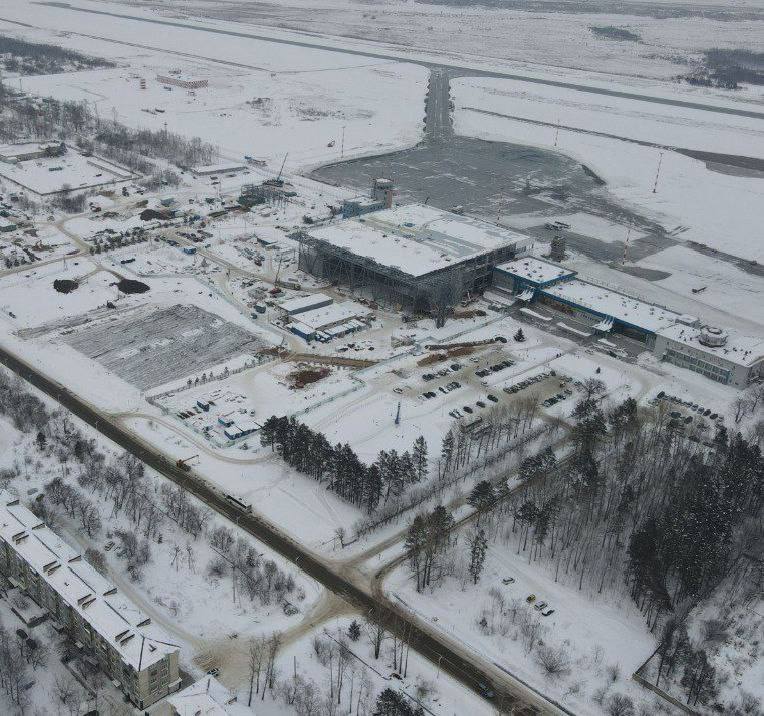 Новый формат парковки в аэропорту Благовещенска «запутал» городских водителей. Для того чтобы разрешить ситуацию, администрация Благовещенска обратилась в региональный минтранс, курирующий данное направление.  20 декабря в аэропорту Благовещенска заработала новая парковка, которая теперь оснащена автоматической пропускной системой. Новые правила застали врасплох водителей. Многие стали оставлять автомобили на проезжей части, не доезжая до аэропорта или бросать свои машины во дворах поселка, чем создали неудобства для местных жителей.   В социальные сети мэрии и чат-бот Олега Имамеева стали массово поступать жалобы и просьба разобраться в ситуации. За разъяснениями администрация города обратилась в региональный минтранс, так как именно это министерство курирует работу аэропорта.    Продолжение на сайте.  Фото: минтранс Амурской области