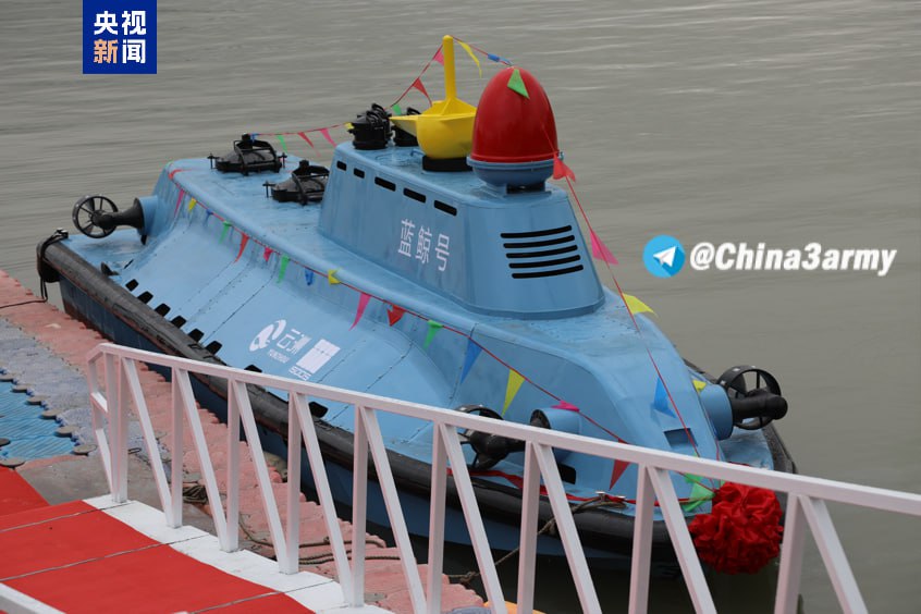 Первый в мире высокоскоростной подводный беспилотный катер «Синий кит» спущен на воду В китайском Чжухае состоялась презентация уникального морского дрона «Синий кит» — первого в мире надводного катера, который может стать подлодкой. Этот 11-метровый беспилотник водоизмещением 12 тонн способен развивать скорость до 40 узлов на поверхности и месяцами оставаться незамеченным на глубине. «Синий кит» оборудован водометными двигателями для скорости и магнитогидродинамической системой для скрытности. Он оснащен ИИ-алгоритмами для автономной навигации в сложных условиях, а модульная платформа позволит установить на него научное или военное оборудование. «Синий кит» может не только быстро атаковать и гибко уворачиваться, но и оперативно нырять под воду после выполнения миссии, долгое время находиться в состоянии покоя и ждать новых указаний, становясь настоящим «подводным призраком», — говорят в разработчики дрона с .