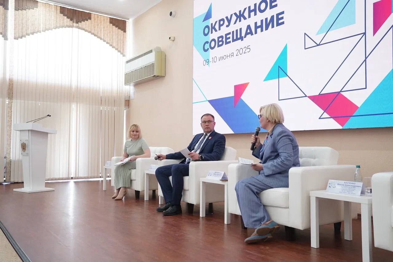 В Кемерове проходит окружное совещание по развитию образования. 150 представителей отрасли со всей Сибири делятся лучшими образовательными практиками. В совещании принял участие губернатор Кузбасса Илья Середюк. Вести-Кузбасс