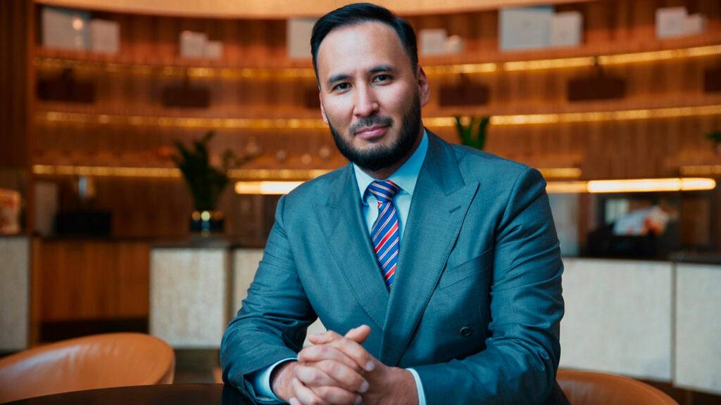 Не нужно создавать хаос Большое интервью с главой партии Respublica о налогах МСБ и среднем классе Через несколько недель в силу вступит новый Налоговый кодекс который способен изменить правила игры для тысяч казахстанских предпринимателей На фоне масштабных перемен затрагивающих ИП МСБ налоговое администрирование и банковский сектор важно услышать позицию тех кто находится в самом центре этих процессов Digital Business взял эксклюзивное интервью у Айдарбека Ходжаназарова председателя партии Respublica не только депутата но и предпринимателя практика В разговоре он дал свою оценку переходу ИП на ОУР рассказал о борьбе за B2B объяснил почему часть малого бизнеса рискует уйти в тень раскрыл масштабы теневой экономики и пути ее сокращения Также Ходжаназаров рассказал нам как государству выстроить стимулы для роста МСБ и почему даже проценты на текущие счета могут стать фактором конкуренции в банковском секторе Это интервью о том как казахстанцы со своими страхами входят в неизвестность в 2026 год Подробнее на сайте