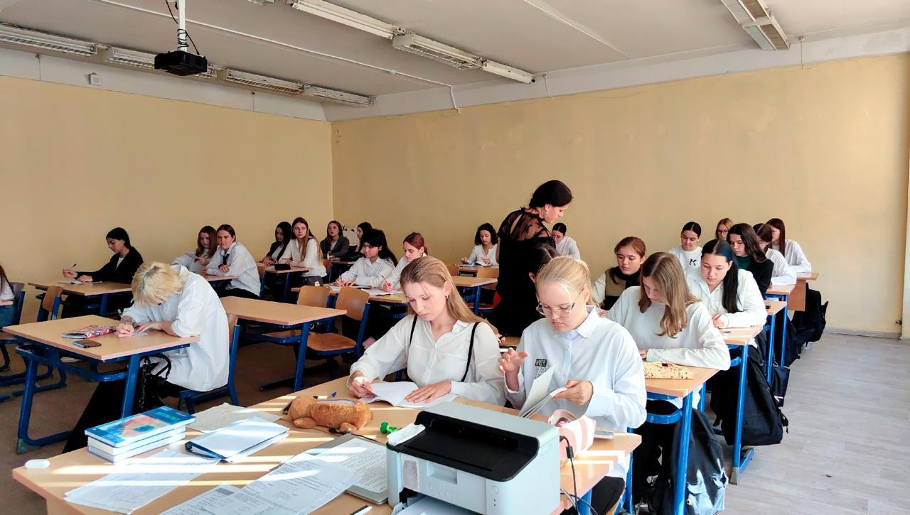 В Щёлковском колледже новая специальность Сестринское дело Её открыли в структурном подразделении 2 по инициативе Щёлковской больницы На 2025 2026 учебный год объявили набор абитуриентов на 50 бюджетных мест но желающих оказалось так много что колледж добавил ещё несколько внебюджетных Для нас открытие специальности стало приятной новостью так как раньше в городе находилось известное медицинское училище и мы рады продолжить исторические традиции и возобновить подготовку кадров среднего медицинского персонала сказала заместитель заведующего СП 2 Алёна Маркелова Студентка первого курса Ксения Набиева ещё в детстве решила связать свою жизнь с медициной После колледжа она планирует продолжить обучение в вузе Скорее всего я пойду в педиатрию но это не точно Очень жду второго курса чтобы окунуться в практику и выбрать будущую специальность отметила Ксения Обучение длится 2 года и 10 месяцев По окончании студенты получают диплом гособразца щёлковскийколледж