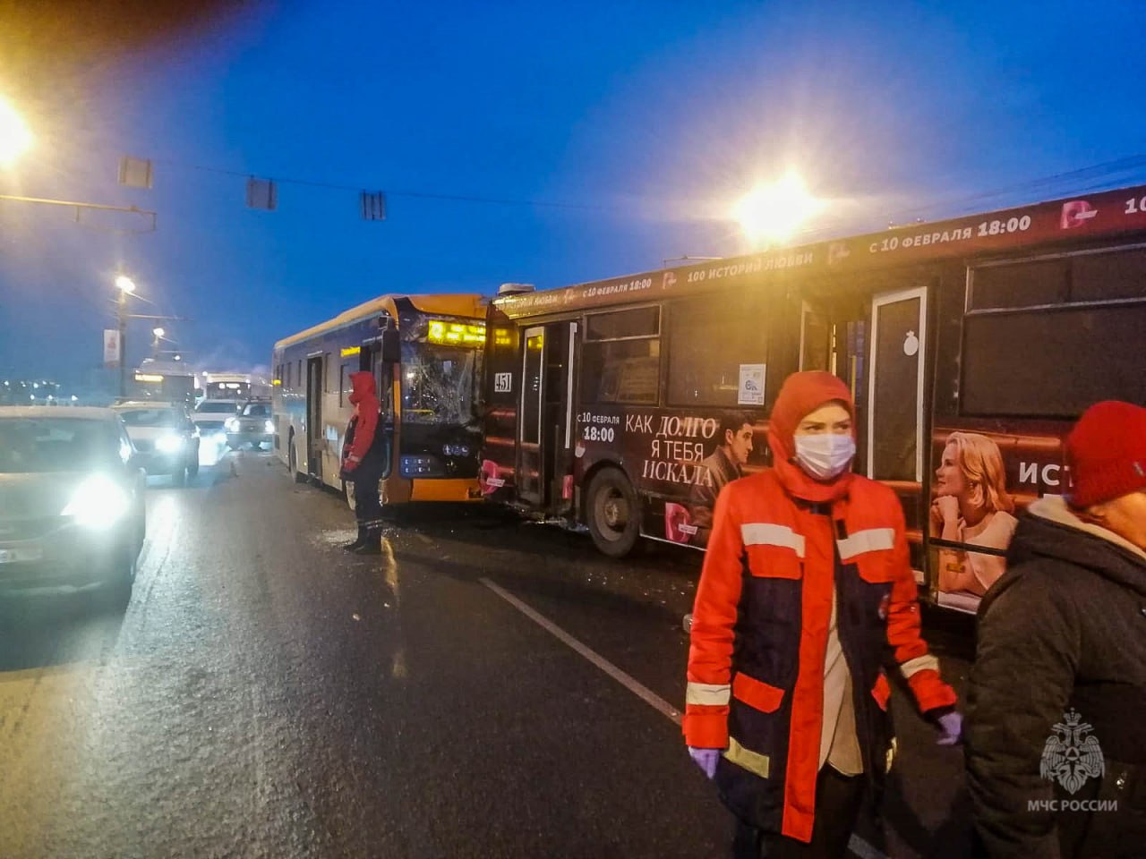 Сотрудники МЧС России привлекались на ликвидацию ДТП   14 февраля в 07:51   В Омске на Комсомольском мосту произошло столкновение 2-х пассажирских автобусов  и 3-х легковых автомобилей.  Есть пострадавшие, осматриваются медиками.  На месте происшествия работают оперативные службы. От МЧС России привлечены 4 человека и 1 единица техники.  ‍ Сотрудники МЧС России помогли водителю покинуть автобус через окно - дверь транспортного средства была заблокирована.