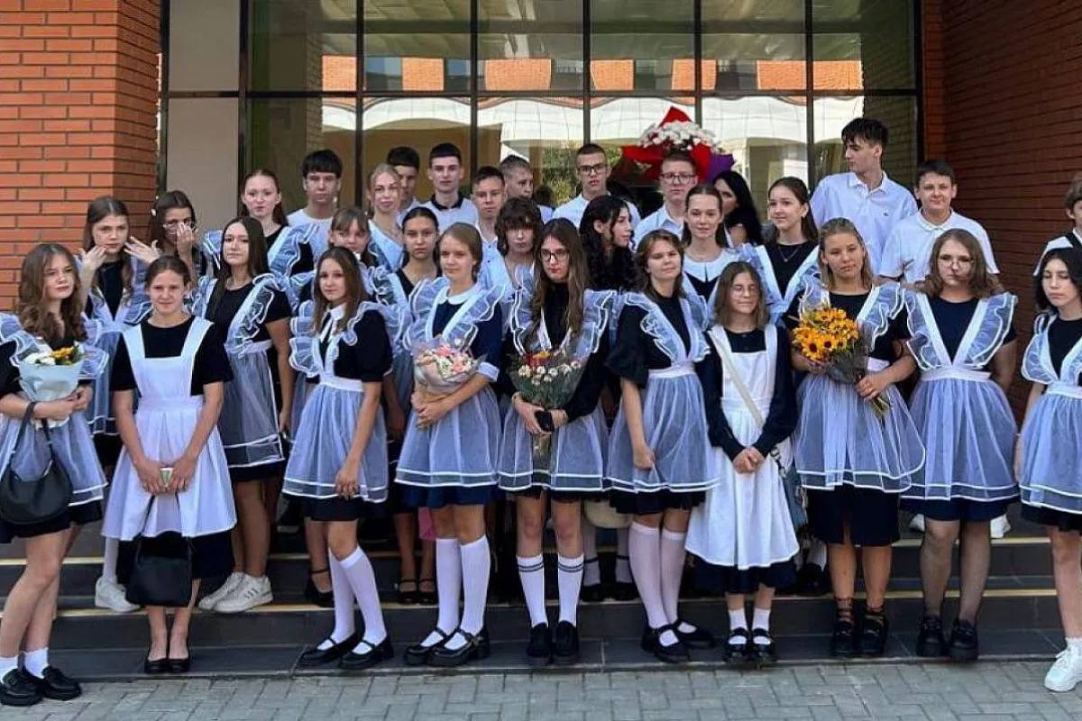 В Краснодаре в 2025 году открыли 16 новых школ и детских садов В 2025 году в краевой столице заработали 16 новых объектов образования   5 школ и 2 учебных блока на 8425 мест в одну смену   9 детских садов на 2590 мест включая 370 мест для малышей до трёх лет Сейчас в городе учатся около 208 000 школьников а более 59 000 детей посещают детские сады Кубанские Новости   Мы в MAX