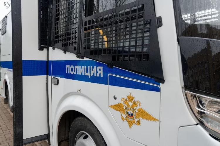 Мигранта, срезавшего пионы на кладбище в Каневской, выдворят из России В станице Каневской задержали двух мужчин, врезавших пионы на местном кладбище. Один из них, 48-летний гражданин Азербайджана, находился в России с нарушением миграционного режима. Об этом сообщили в пресс-службе ГУ МВД по Краснодарскому краю. Злоумышленники были пойманы с полным багажником срезанных цветов. При задержании нелегальный мигрант попытался дать взятку сотрудникам полиции, надеясь избежать ответственности, однако только ухудшил своё положение. Теперь ему грозит не только административное выдворение из страны, но и уголовное дело за попытку подкупа должностного лица. Второй участник инцидента, 61-летний мужчина, оказал сопротивление правоохранителям. В результате он был арестован на 15 суток по статье за мелкое хулиганство. Правоохранительные органы выясняют масштабы ущерба и устанавливают, были ли другие эпизоды противоправной деятельности у задержанных. Собранные материалы уже переданы в миграционную службу для подготовки процедуры депортации. Отправить новость Подписаться