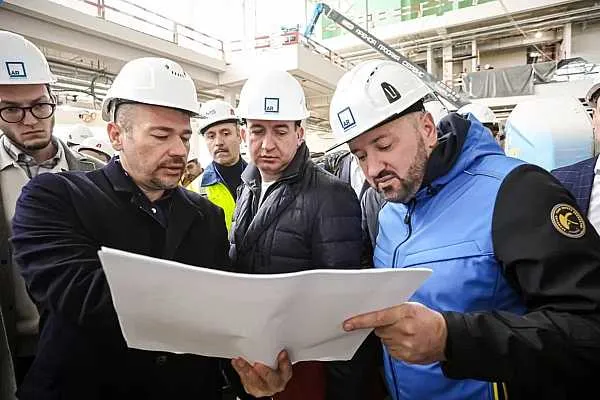 В аэропорту Оренбурга вышли на завершающую стадию строительства нового терминала Ход работ по возведению терминала аэропорта Оренбурга оценил в ходе рабочего визита в регион замминистра транспорта России Владимир Потешкин Сейчас на объекте идут работы по фасаду и внутренней отделке уже смонтированы телетрапы Об этом сообщает AVIA RU со ссылкой на данные пресс службы Росавиации Внешний вид здания это отсылка к узнаваемому символу региона оренбургскому пуховому платку Терминал будет 4 этажным его общая площадь составит 24 тыс кв м Пропускная способность вырастет с 280 до 1000 пассажиров в час Аэропорт Оренбурга обновляется комплексно ранее модернизация затронула аэродромную инфраструктуру В частности реконструировали взлетно посадочную полосу длиной 2500 м соединительную рулежную дорожку перрон aviaru net n294595 Оставайся в информационном потоке подпишись на наш канал в MAX