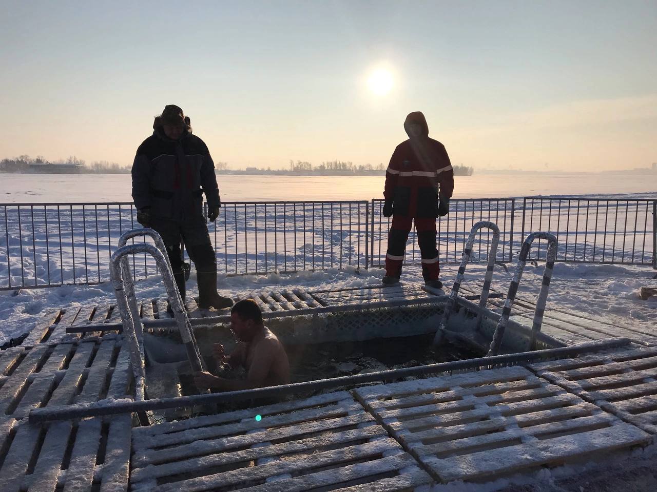 В Саратовской области хотят отменить Крещенские купания в водоемах  Как сообщил губернатор Роман Бусаргин, организовать безопасный подход к воде не представляется возможным - слишком много рисков. По прогнозам синоптиков, продолжительных заморозков в ближайшую неделю ждать не стоит.   Мы должны исходить в первую очередь как раз из вопросов безопасности. Несмотря на то, что в традиционных для купания местах будут дежурить представители экстренных ведомств, если резкой смены температурного режима не произойдет, самым верным решением здесь будет проведение только крещенских служб, — написал Бусаргин.  А вы планировали окунаться в прорубь?    /  — да/нет    Прислать новость