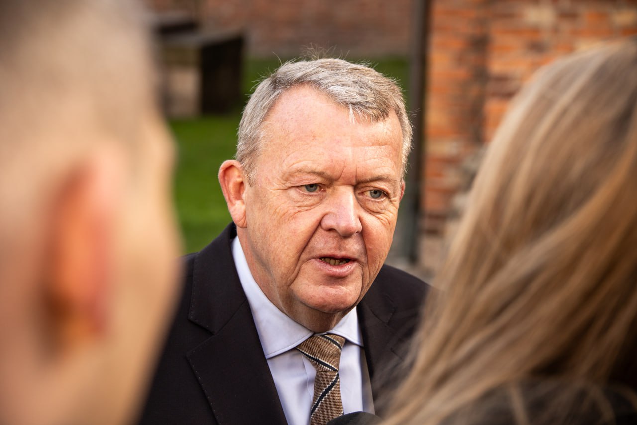 Глава МИД Дании Ларс Лекке Расмуссен на фото требует проявлять уважение к территориальной целостности страны на фоне того как Дональд Трамп назначил губернатора Луизианы Джеффа Лэндри спецпосланником по Гренландии сообщает Associated Press По его словам назначение американского спецпосланника по Гренландии является подтверждением неослабевающего интереса США к острову Ранее Трамп объявил что губернатор Луизианы займет должность спецпосланника по Гренландии поскольку понимает значимость острова для национальной безопасности США Фото Kristian Tuxen Ladegaard Berg NurPhoto via Getty Images interfaxonline