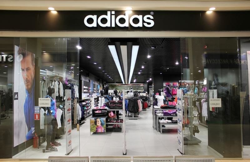 Adidas ВОЗВРАЩАЕТСЯ в Россию — компания снова зарегистрировала свой бренд в Роспатенте. Спортивный гигант решил окончательно свернуть бизнес в России в октябре 2022 года, но продолжал продавать одежду через дистрибьютора. Теперь Adidas сможет легально под своим брендом продавать и производить одежду, обувь и другие изделия. Все спортики сейчас такие: