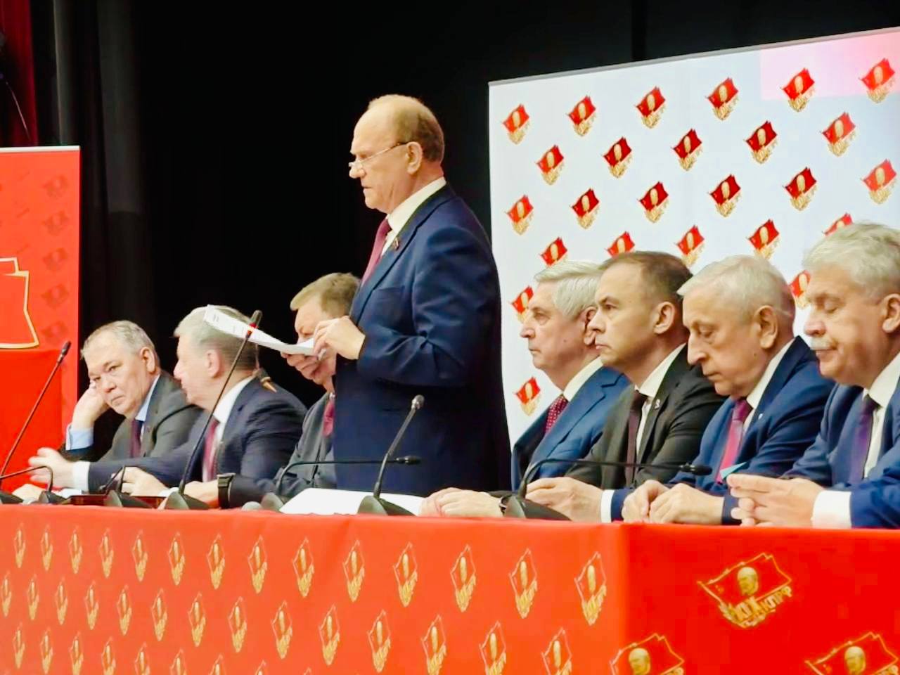 XIX Съезд КПРФ проходит в подмосковных «Снегирях». Выступает председатель ЦК КПРФ Геннадий Зюганов. Приветствие участникам Съезда от президента Владимира Путина передал первый замруководителя АП Сергей Кириенко. Иван Удальцов О насущном