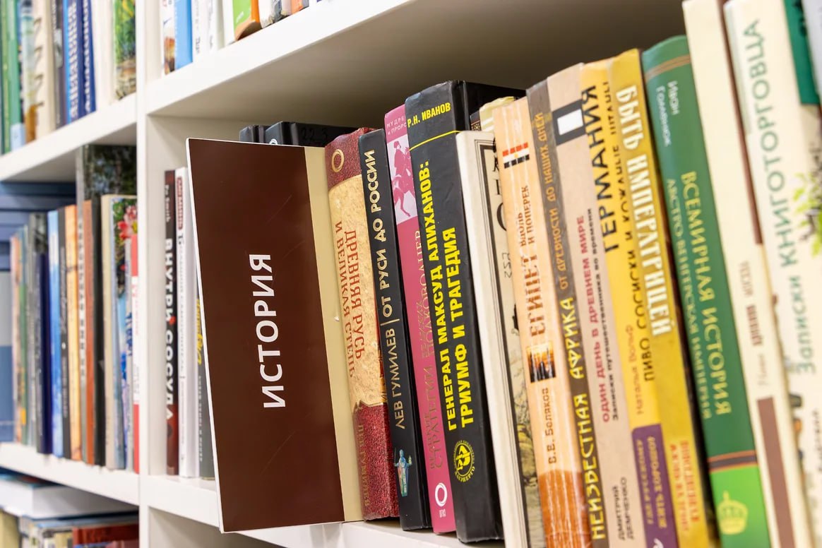 На конференции в Красноярске посвященной созданию школьных учебников для курса История нашего края федеральные эксперты указали на ошибки которые чаще всего допускают региональные авторские коллективы В их числе были названы излишне подробное для учеников пятых седьмых классов описание политических конфликтов а также акценты на этнической истории титульных народов и самобытности территорий По мнению экспертов это препятствует выполнению главной задачи нового школьного курса изучению прошлого малой родины в контексте российской истории Подробнее в материале Прошлое перегибают на местах Егор Снетков Коммерсантъ  Подписывайтесь на Ъ Сибирь