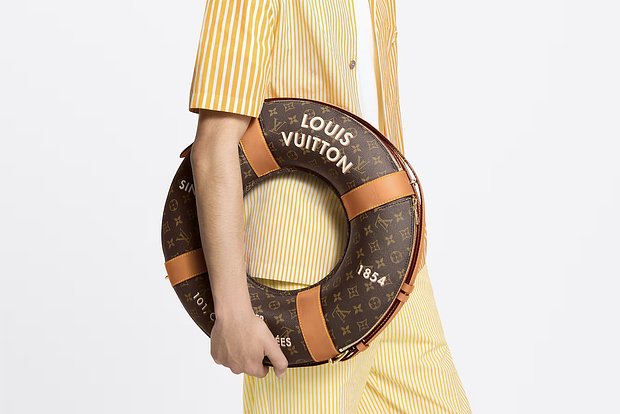 Louis Vuitton выпустил сумку для стильного отдыха.   Аксессуар в форме спасательного круга с фирменным орнаментом французского бренда скоро появится в продаже. Любителям модных пляжных развлечений такой круг обойдется в 780 тысяч рублей.