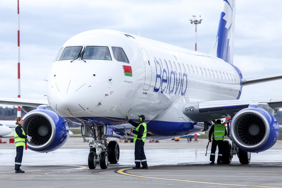 После частичного снятия в сентябре санкций США с Belavia процесс урегулирования со Штатами продолжается По словам директора авиакомпании Игоря Чергинеца пассажиры в моменте пока не почувствовали снятие санкций с компании Но внутренне идет целый процесс на который требуется время Он отметил что пока это не очень публичная работа но самое очевидное будут улучшены поставки запчастей и компонентов из США проще станет работать и с долларом Подробнее