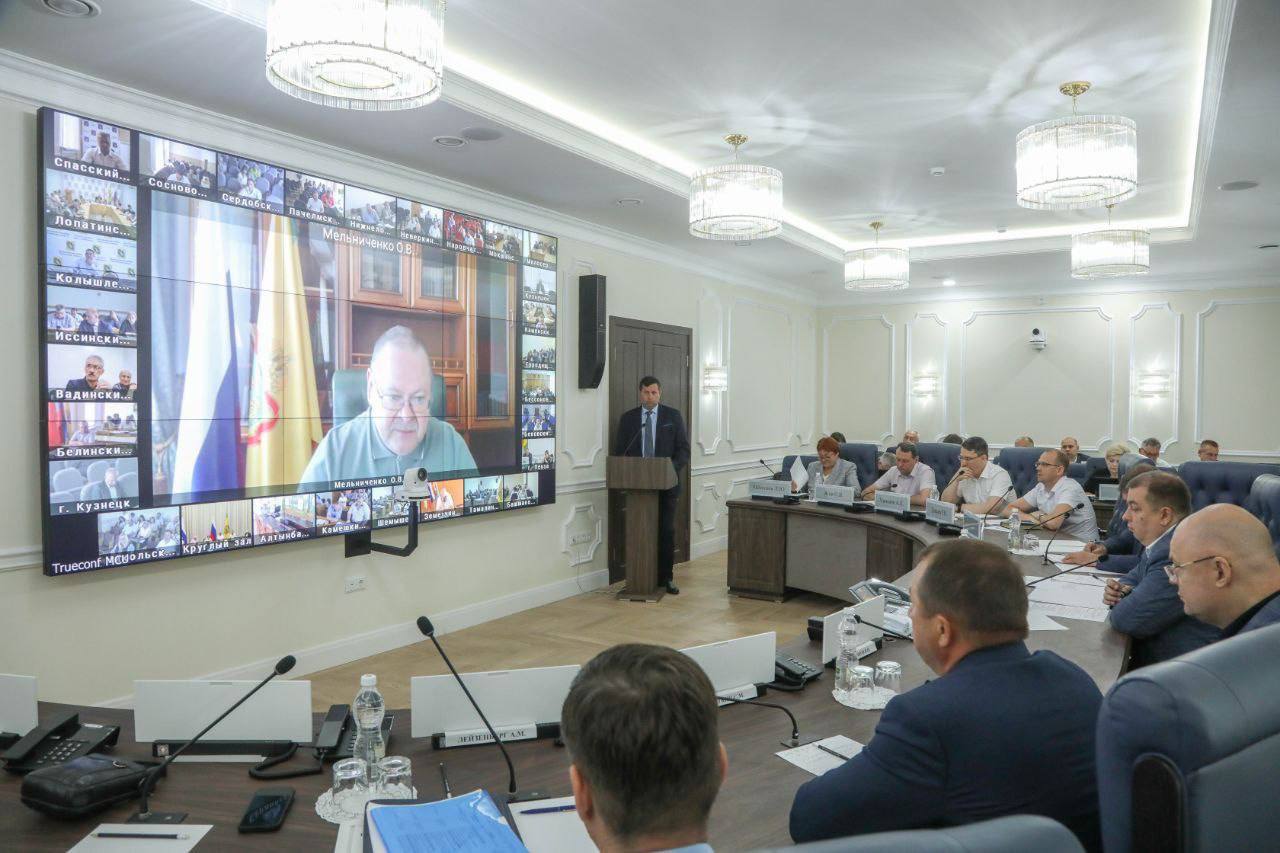 Реализация программы комплексного развития сельских территорий стала главным вопросом сегодняшнего заседания областного правительства. Программа включает 4 региональных проекта: развитие жилищного строительства, благоустройство и современный облик сельских территорий, а также развитие транспортной инфраструктуры. В этом году жилищные свидетельства вручены 15 семьям, проживающим на территории 9 муниципалитетов. Строим 11 жилых домов в Беково для сотрудников Васильевской птицефабрики, а также инфраструктуру — внутриквартальную дорогу, водопровод, электрические и газовые сети. Общая стоимость проекта — 90 миллионов рублей. 8,5 миллионов рублей выделено на участие в долевом строительстве двух квартир в селе Кривошеевка, почти 292 миллиона рублей — на реконструкцию очистных сооружений Нижнего Ломова, около 44 миллионов — на реализацию 20 проектов по благоустройству. По результатам экономии, сложившейся при проведении конкурсных процедур, стало возможным отобрать к реализации еще 2 проекта. В рамках программы комплексного развития сельских территорий в этом году планировалось привести в порядок 7 дорог, 2 уже сданы в эксплуатацию. Также на сэкономленные при проведении торгов средства дополнительно отремонтируем еще 4 дороги — в Городищенском, Бессоновском, Бековском и Кузнецком районах. Подпишись — Олег Мельниченко в Telegram