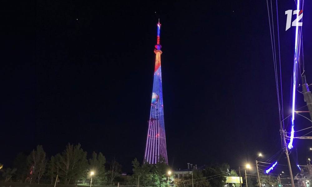 Омская телебашня поздравит школьников с Днём знаний праздничной подсветкой Освещение будет работать 31 августа с 21 30 до 00 30 и 1 сентября с 20 30 до 23 30 Яркое шоу станет подарком для всех школьников и их родителей создавая праздничную атмосферу в преддверии нового учебного года Грани башни украсят осенние листья геометрические фигуры и математические формулы а на медиафасаде появятся поздравления и символы образования колокольчики глобус школьный портфель и другие атрибуты учебы