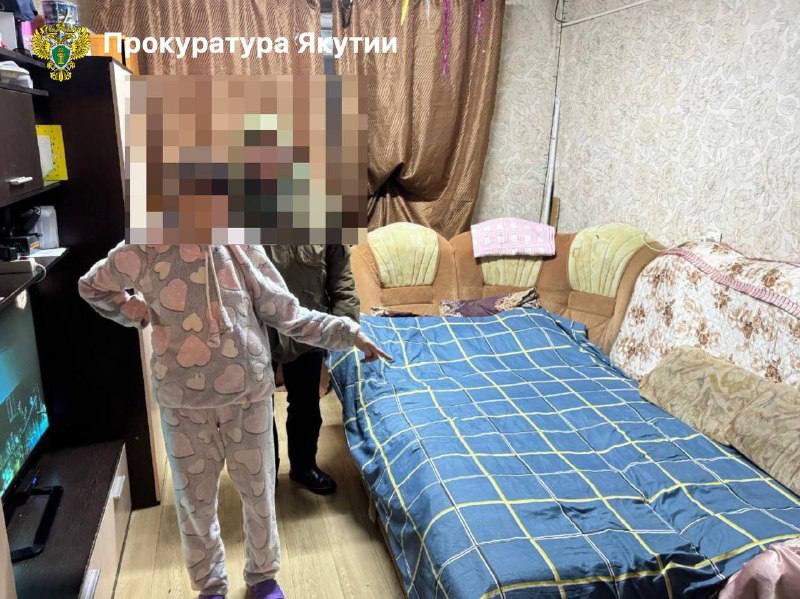 Хватала сына за горло перекрывала лицо подушкой в Якутии мать предстанет перед судом за жестокое обращение с детьми Подозреваемая неоднократно оставляла малолетних детей одних на долгое время без еды При получении 4 х летним сыном раны затылка в течение 9 суток находясь в состоянии опьянения не обеспечила ему оказание медпомощи что привело к нагноению Дело передано прокуратурой в суд для дальнейшего разбирательства Мать лишили родительских прав а дети помещены в специальное учреждение для несовершеннолетних ulusmedia Читайте нас в MAX