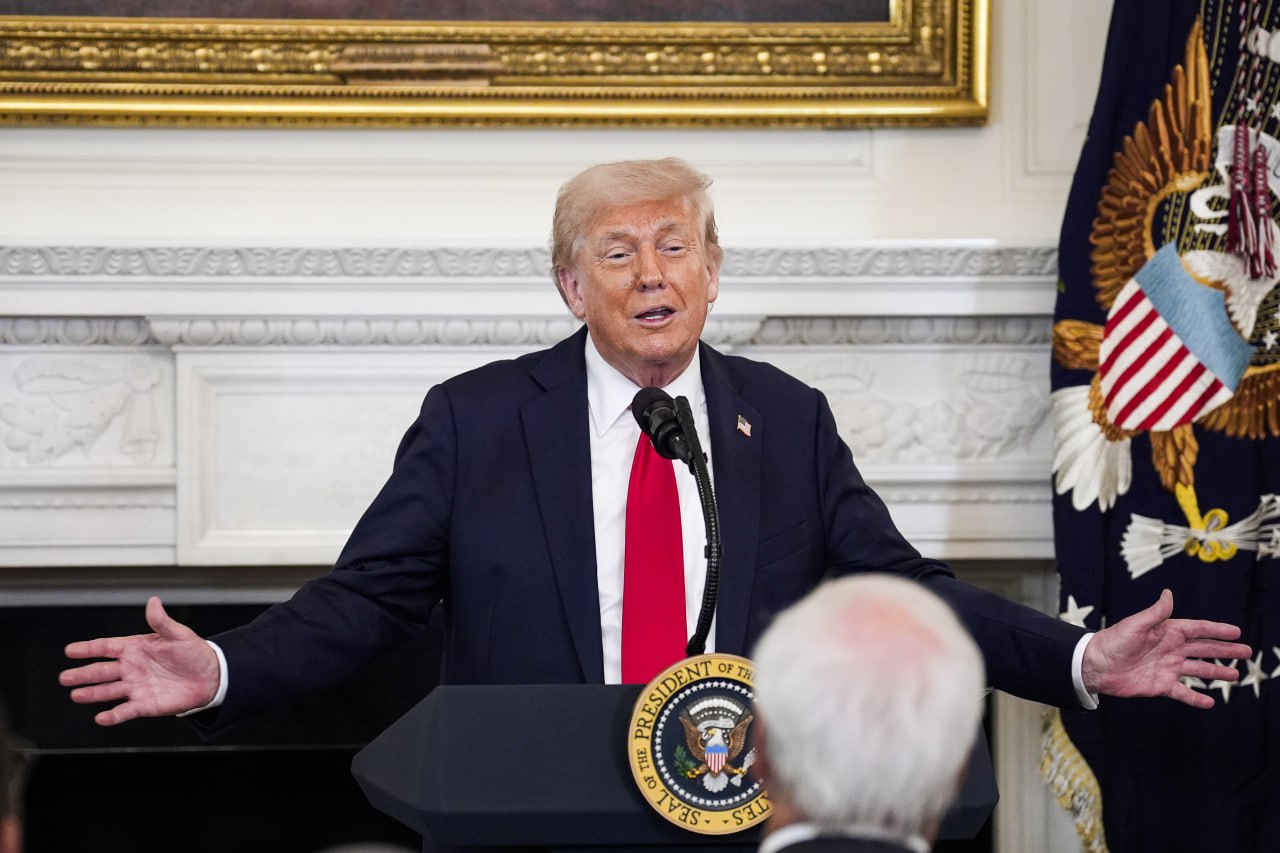 Инвесторы не верят в угрозы Трампа о пошлинах против России Об этом написало издание Economist. Если бы потенциальные пошлины главы Штатов были достаточно жесткими, чтобы перекрыть России экспорт энергоносителей, это спровоцировало бы резкий рост мировых цен на нефть. А это вызвало бы инфляционный шок для США, которого хочет избежать Трамп. «Его угрозы о «жестких» вторичных пошлинах не заслуживают доверия... Что характерно, инвесторы не верят в политику Трампа, балансирующего на грани», – указали эксперты. Подпишитесь на «Абзац» Добавьте «Абзац» в ленту «Дзена»